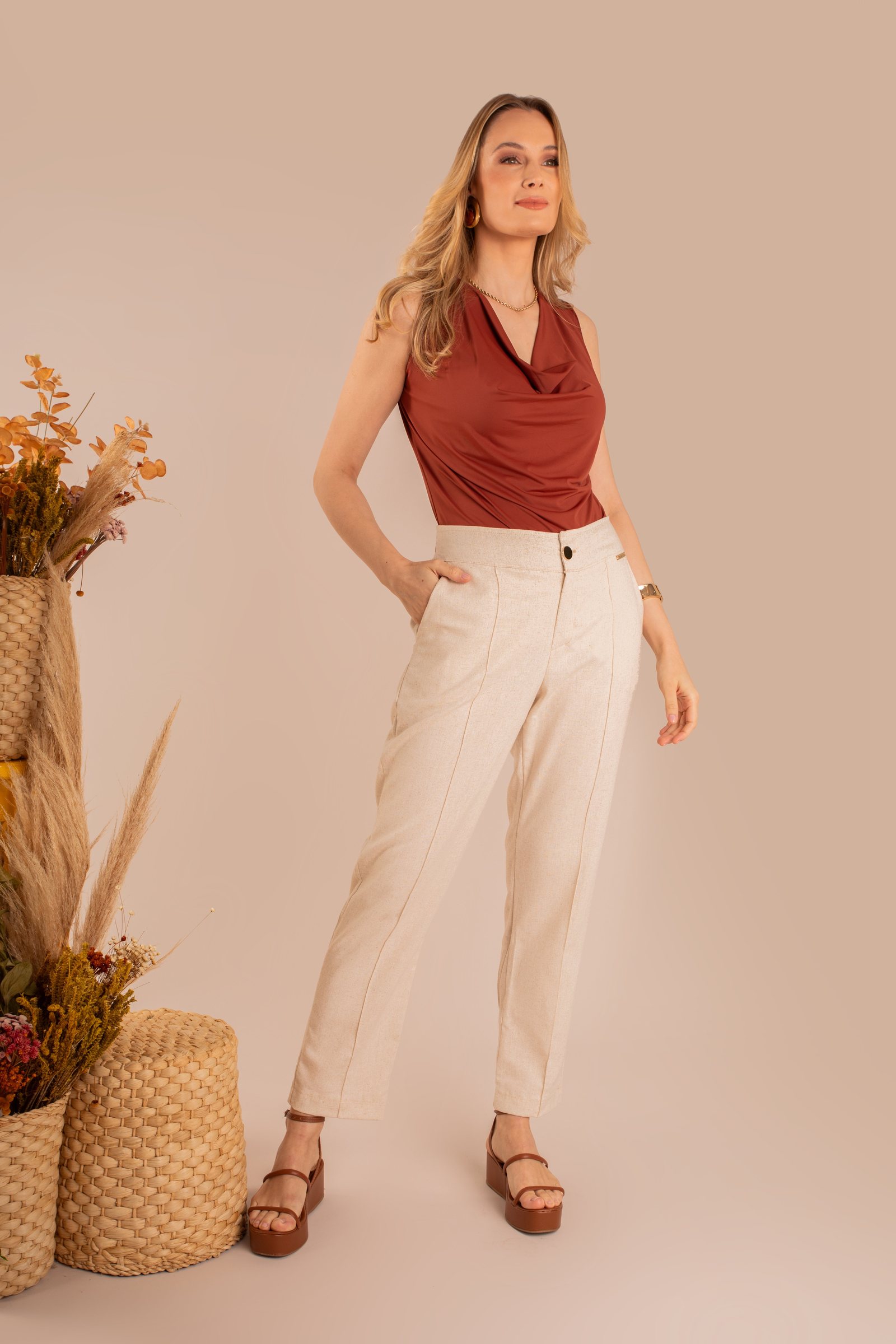 Blusa terracota decote drapeado e calça linho areia