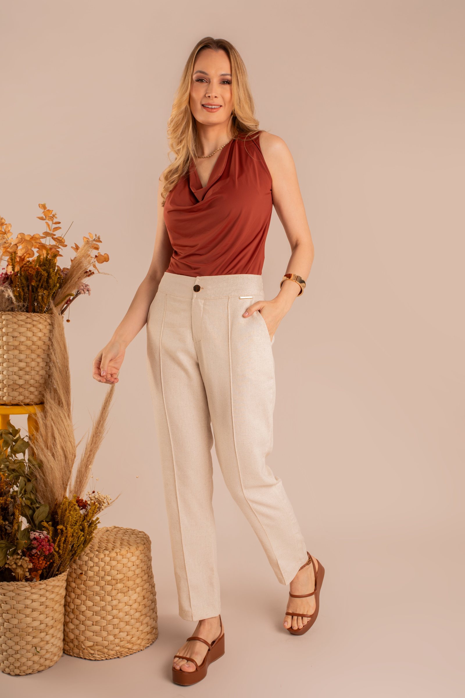 Blusa terracota decote drapeado e calça linho areia