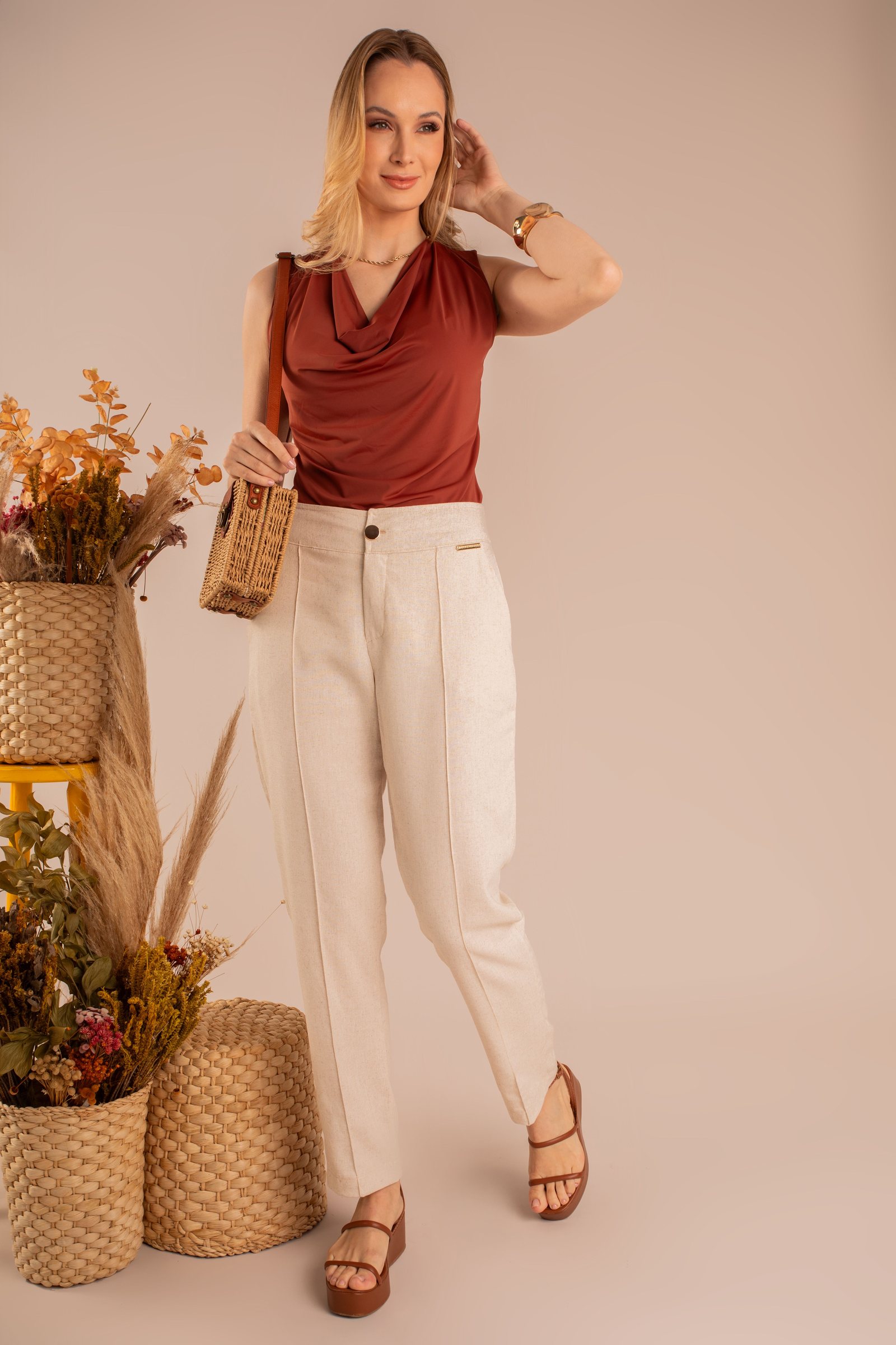 Blusa terracota e calça linho areia com bolsa de palha