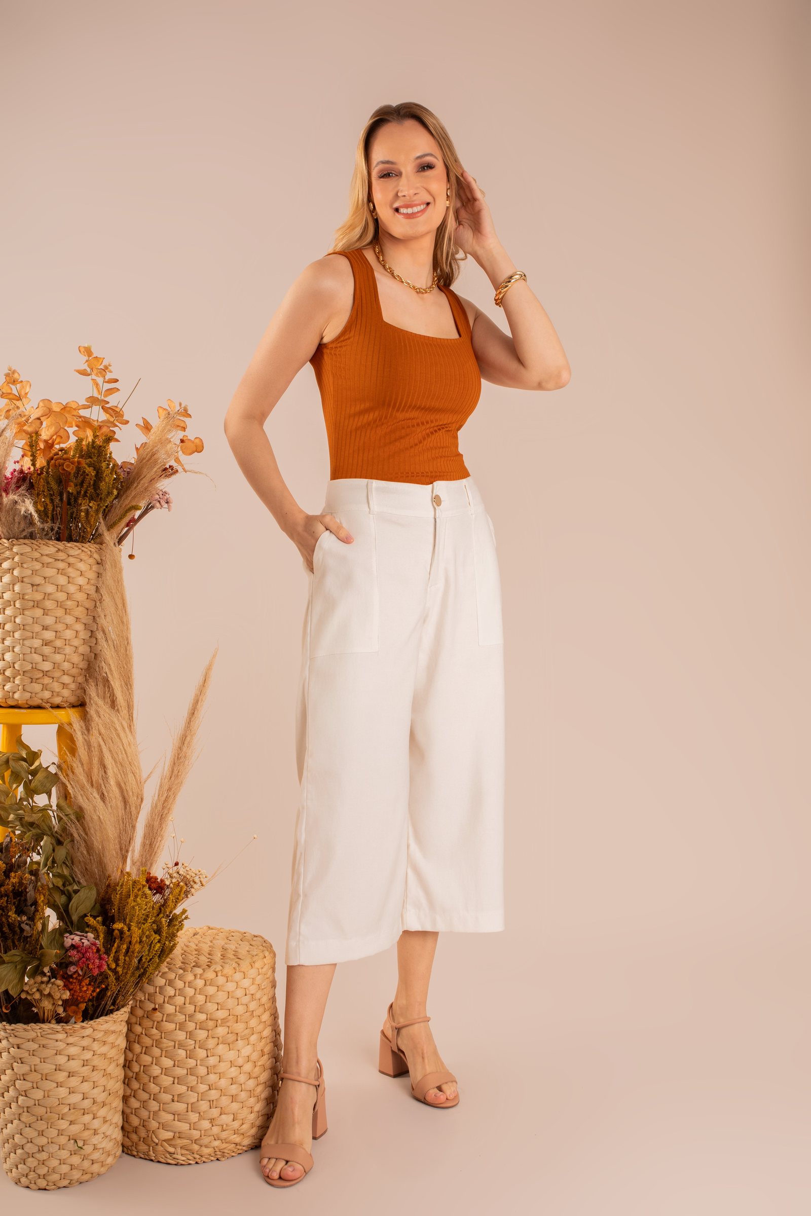 Regata terracota e calça pantacourt off-white