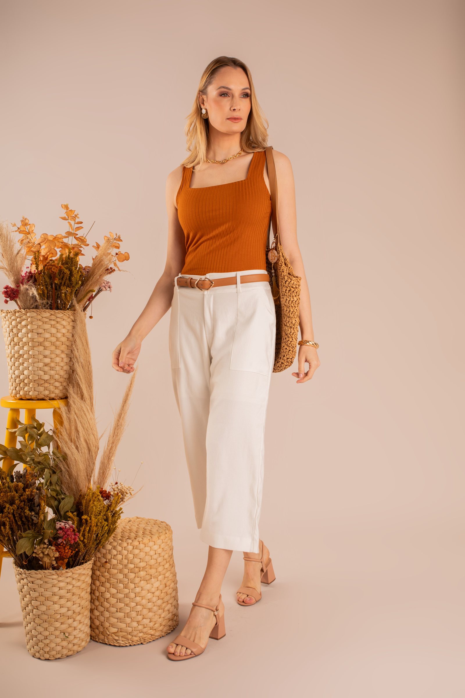 Regata branca e calça larga off-white com cinto