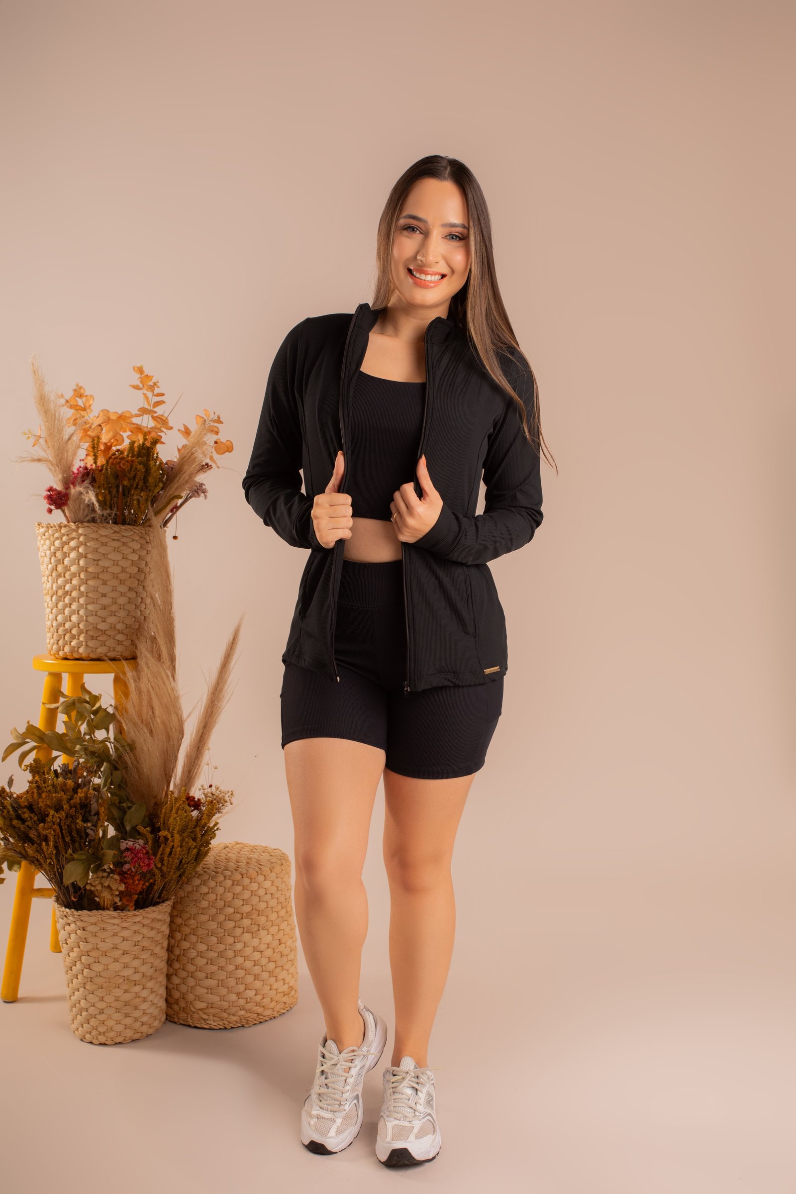 Corta-vento preto sobre conjunto fitness
