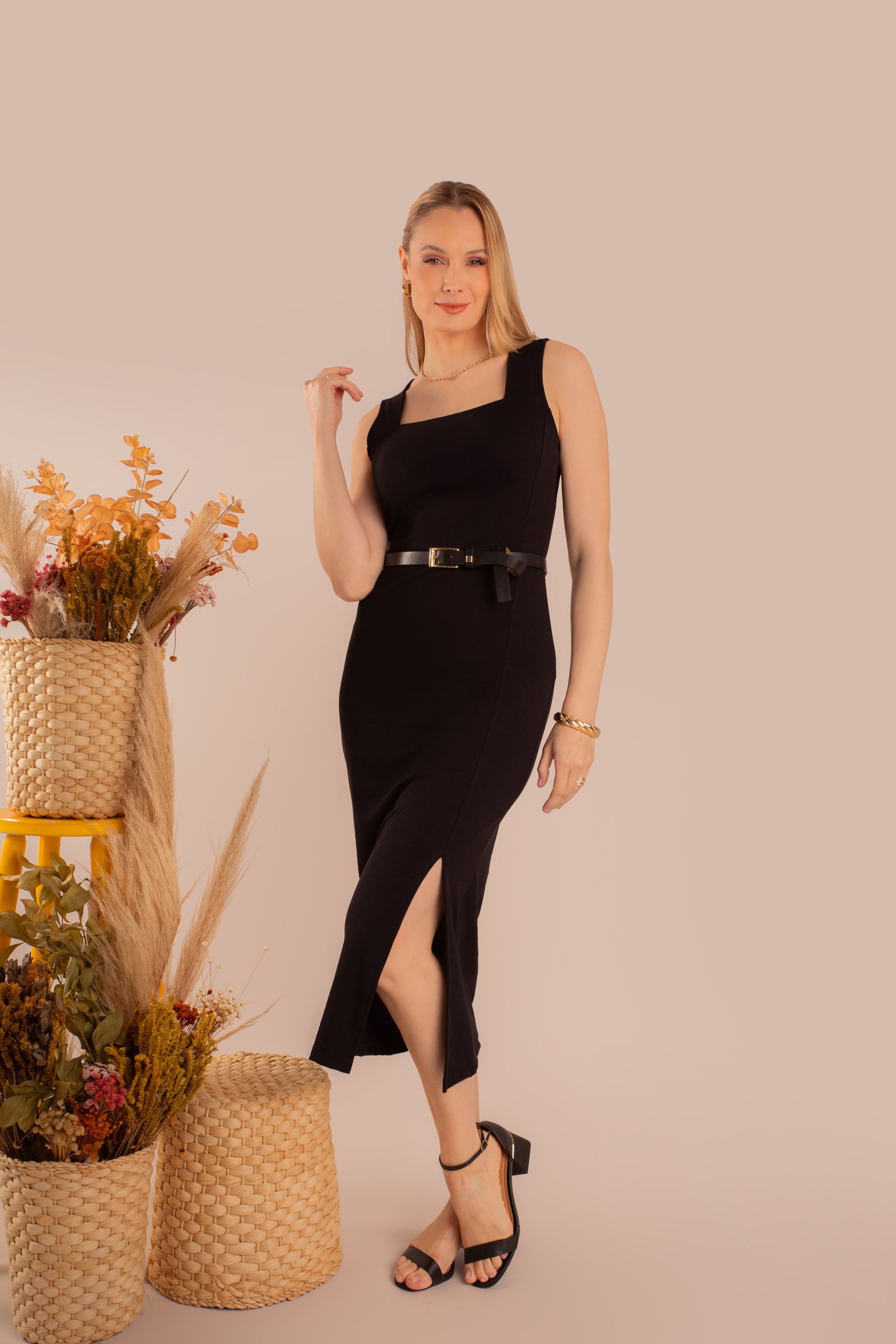 Macacão marrom off-shoulder com bolsa