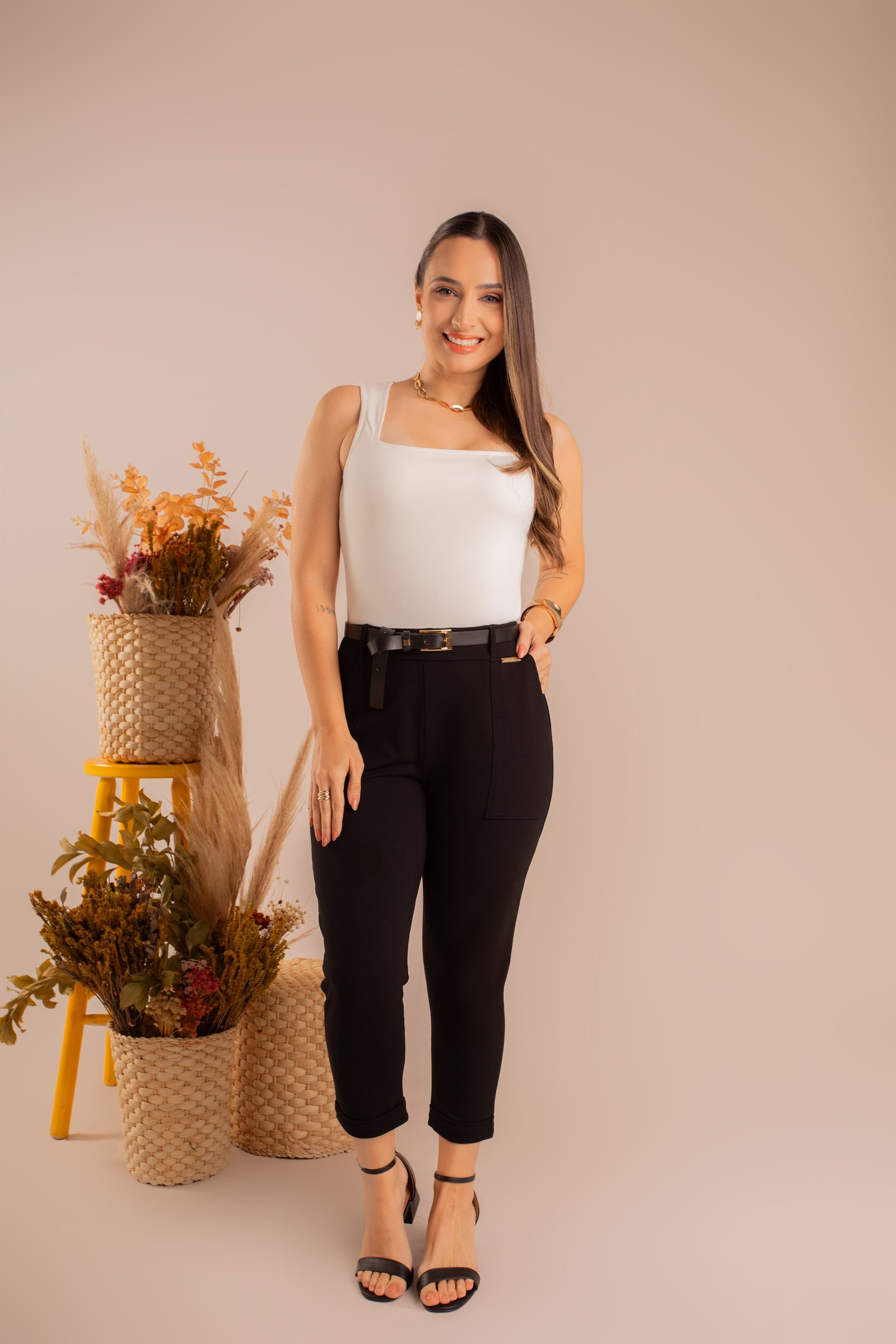 Regata off-white e calça preta com cinto