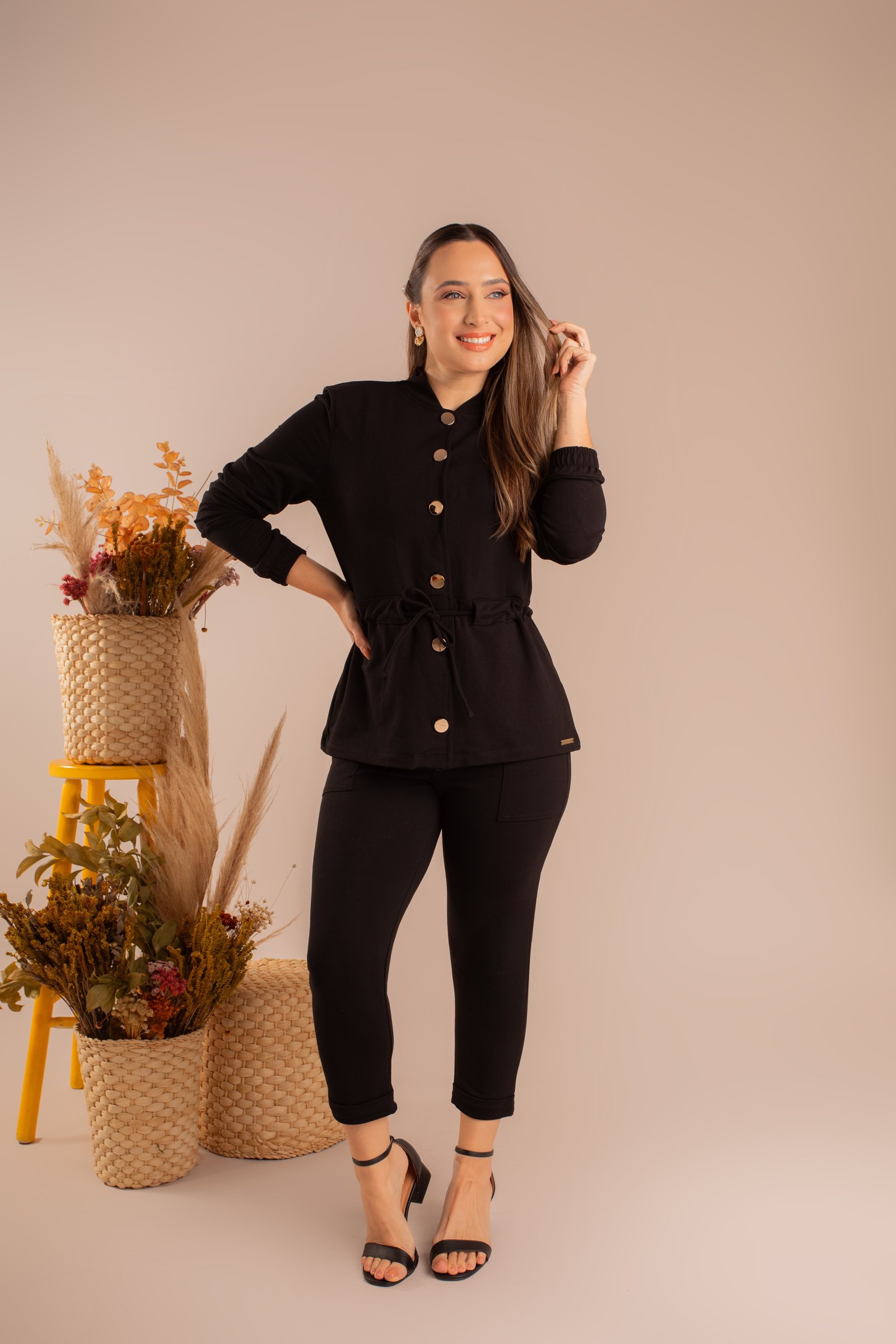 Conjunto preto com botões dourados