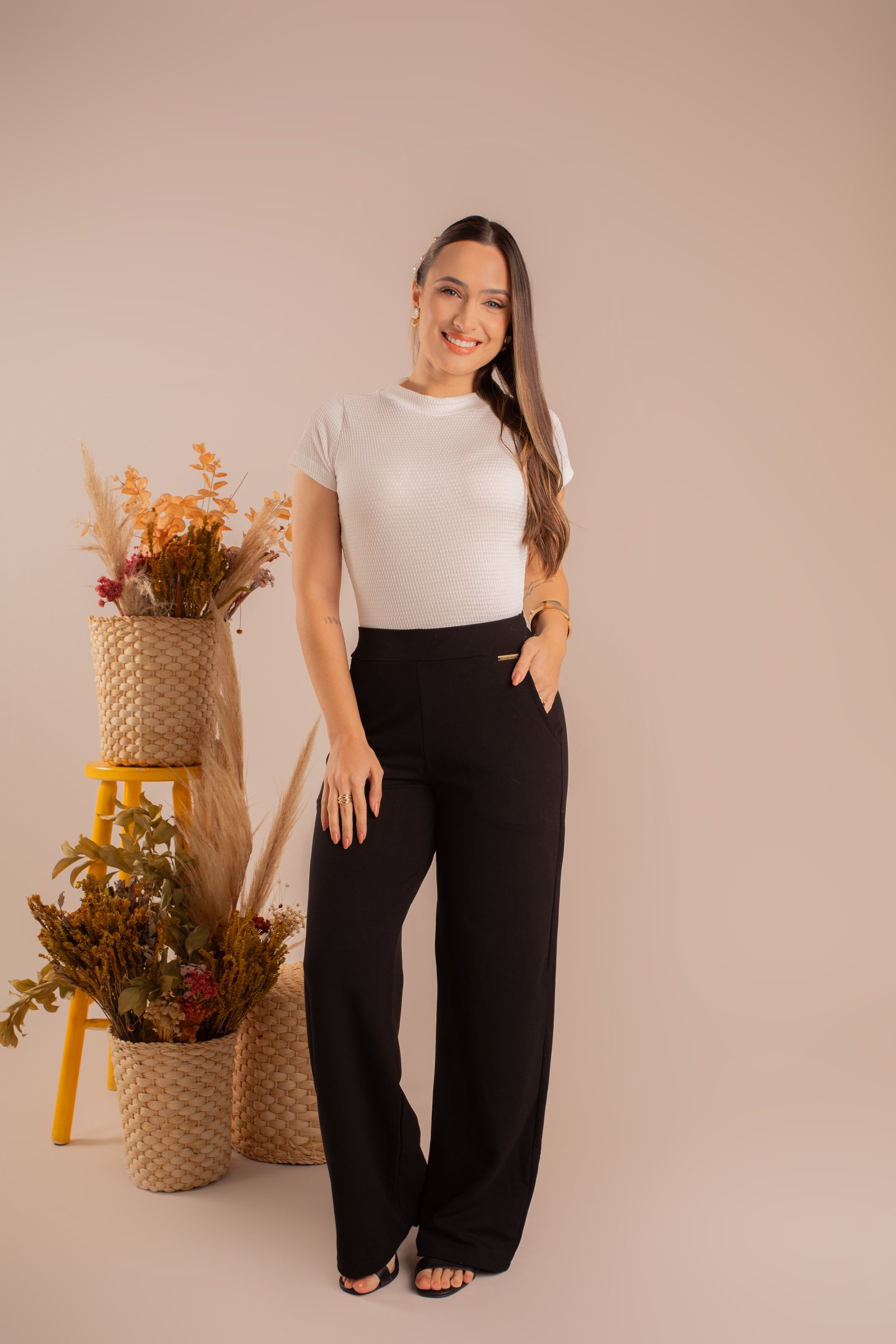 Camiseta branca e calça preta wide-leg