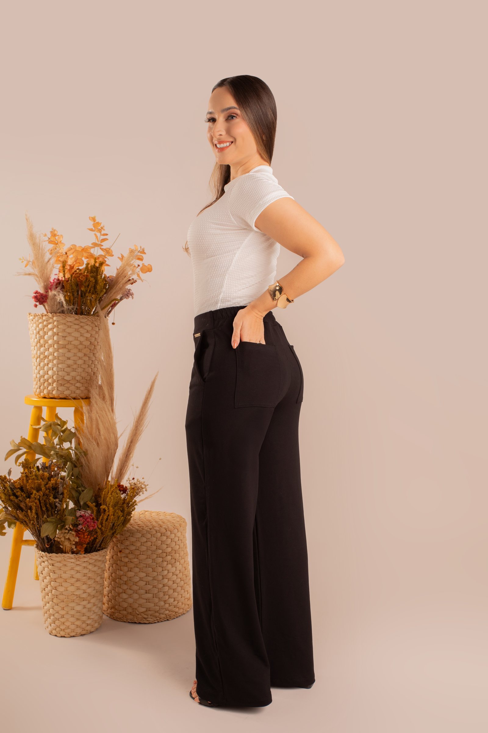 Conjunto branco com botões dourados
