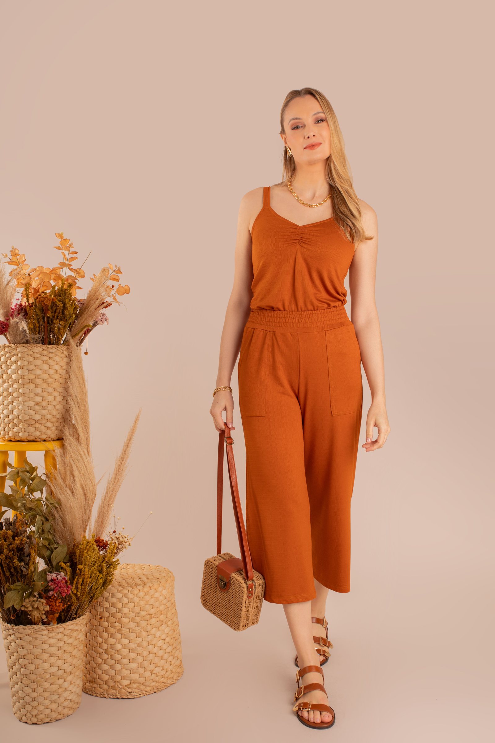 Regata alça fina terracota e calça culotte off-white
