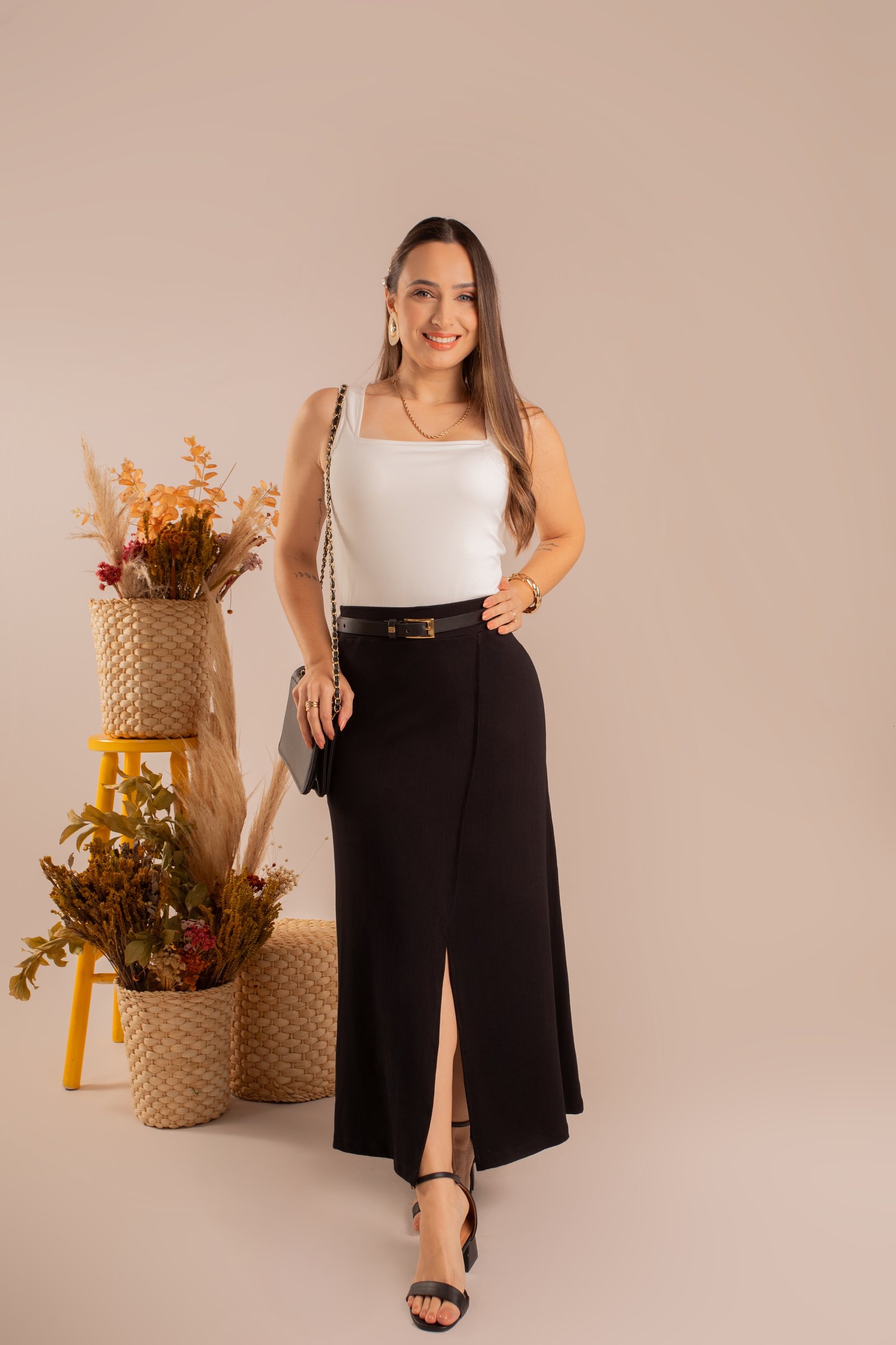 Regata branca e saia preta longa com fenda