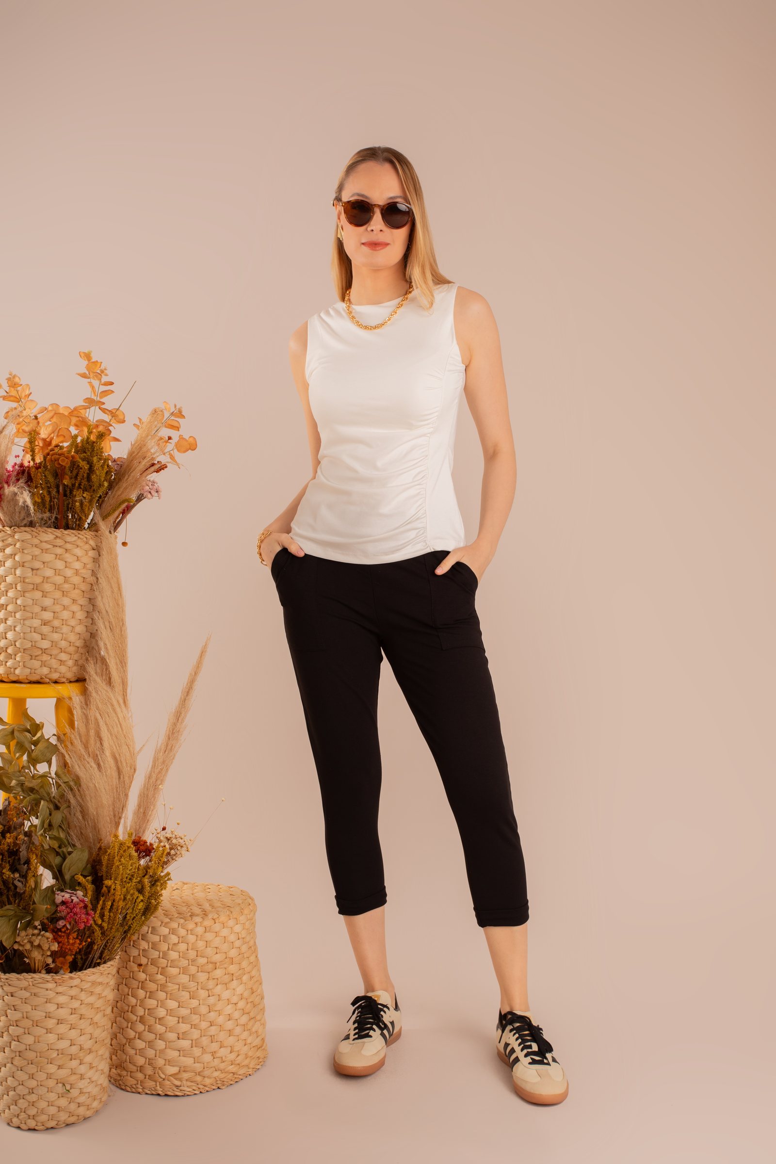 Blusa off-white assimétrica e calça preta cropped