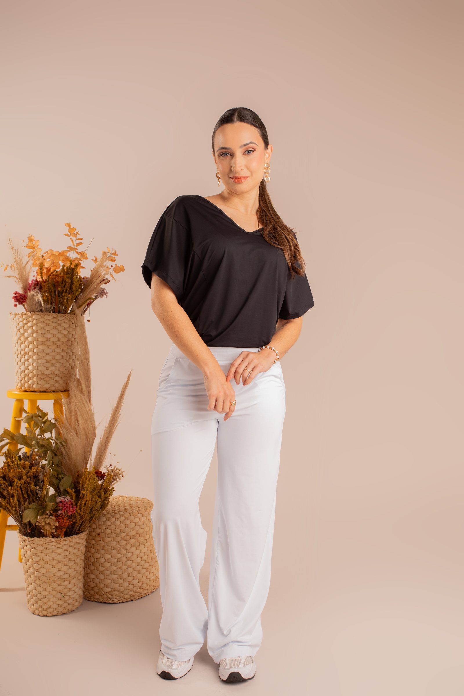 Blusa preta e calça branca larga