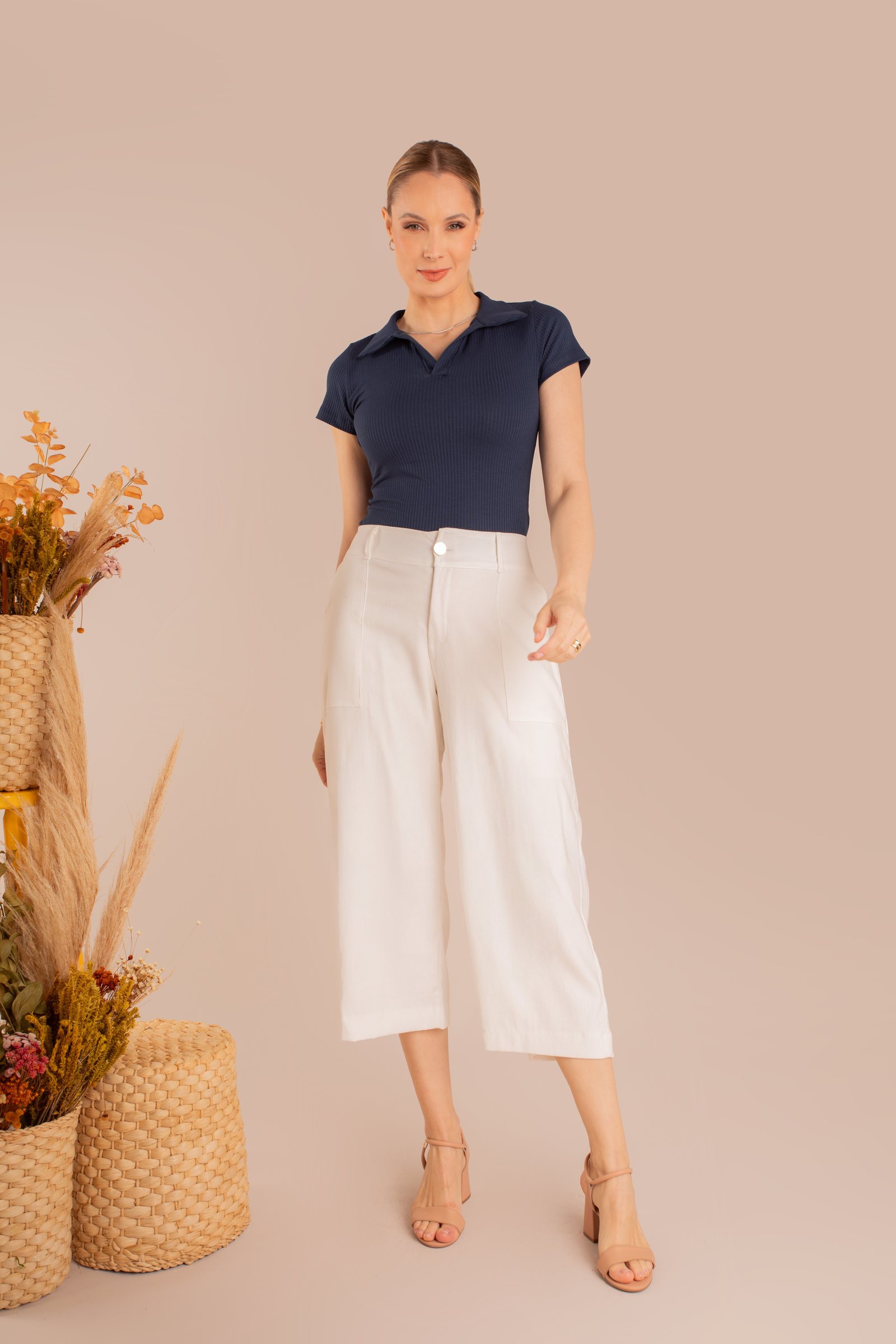 Camiseta polo azul-marinho e calça branca culotte com cinto