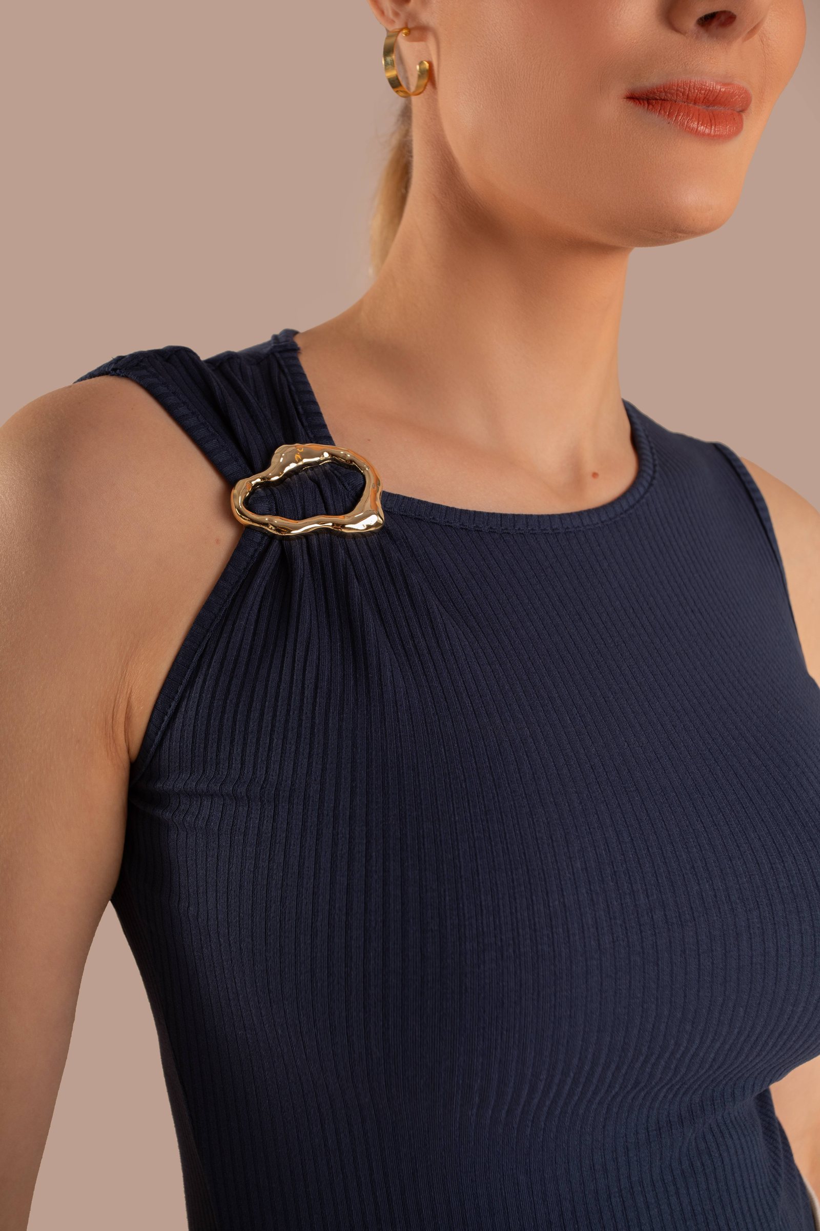 Vestido marrom longo, costas