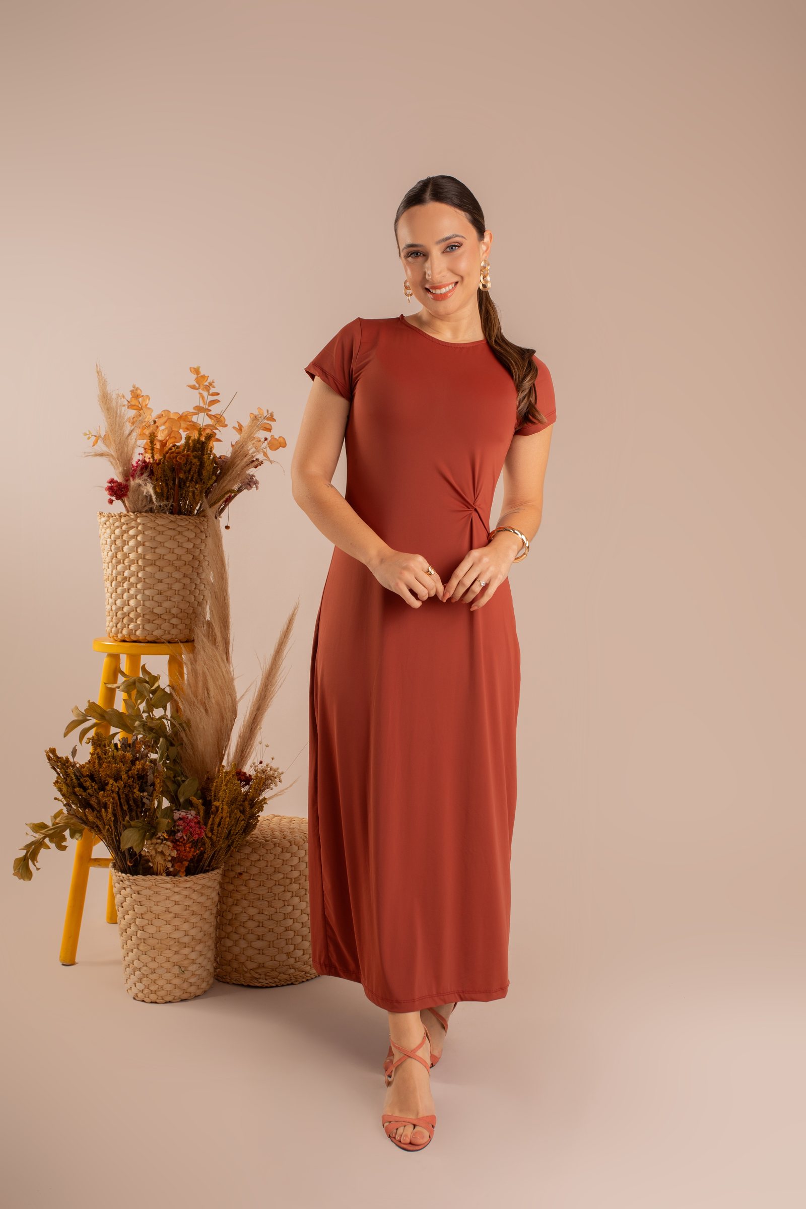 Conjunto camiseta branca com botões e calça branca larga