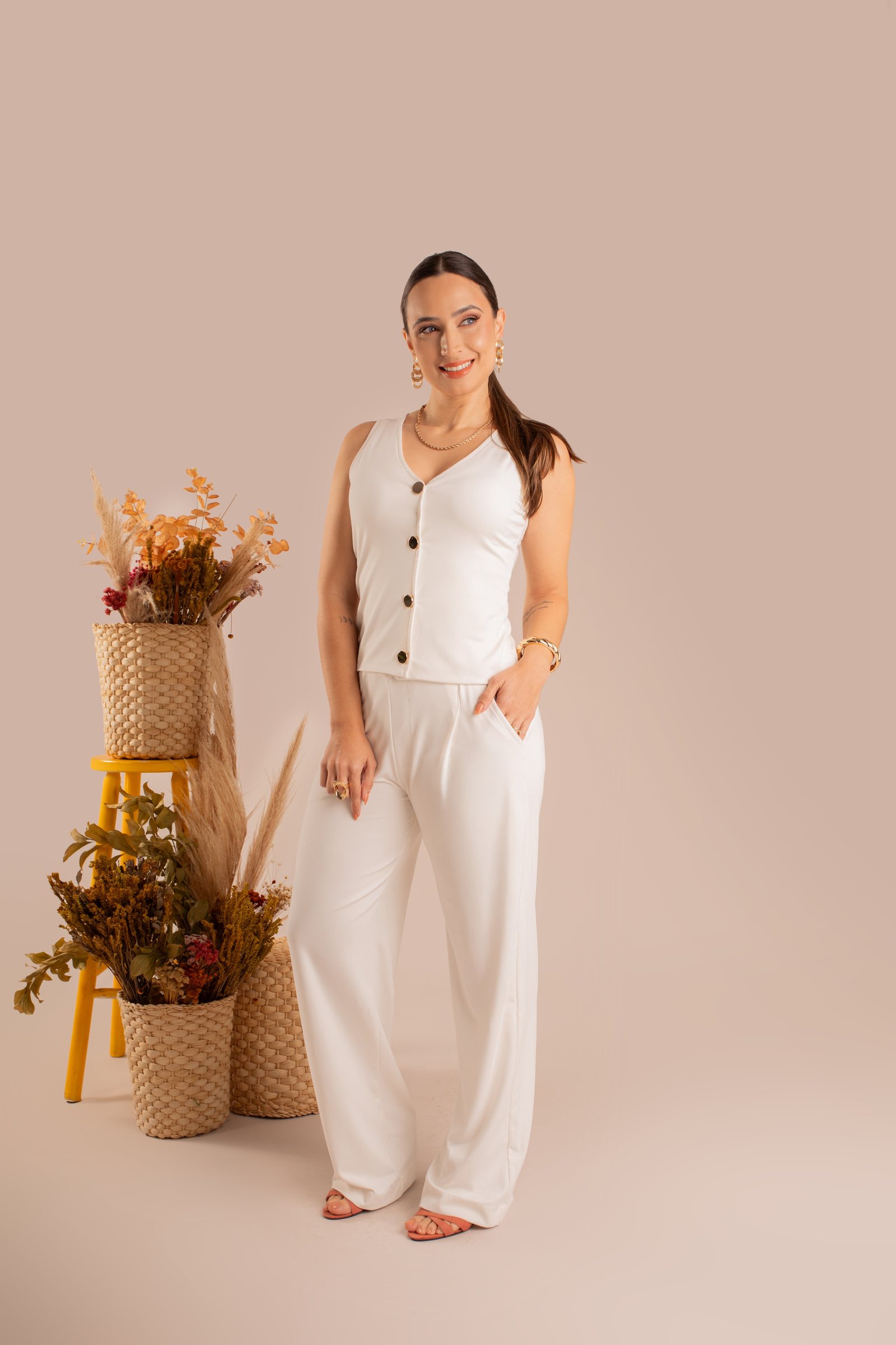 Conjunto camiseta branca com botões e calça branca larga