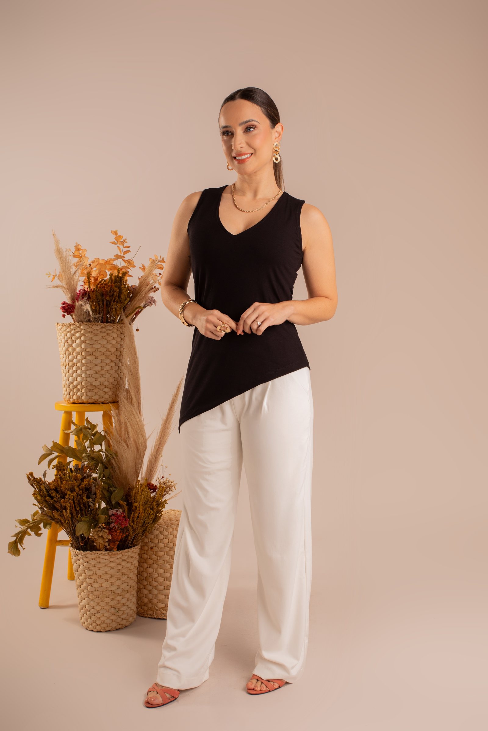 Blusa preta assimétrica e calça branca larga