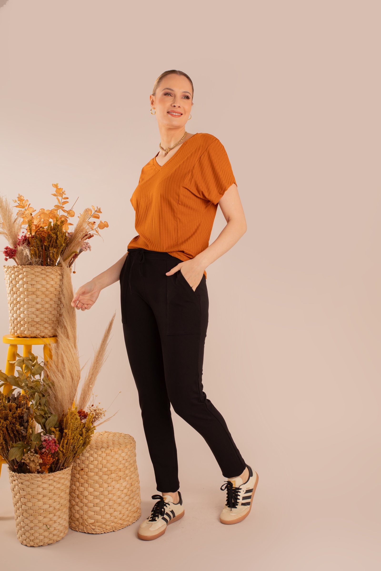 Blusa terracota e calça preta larga