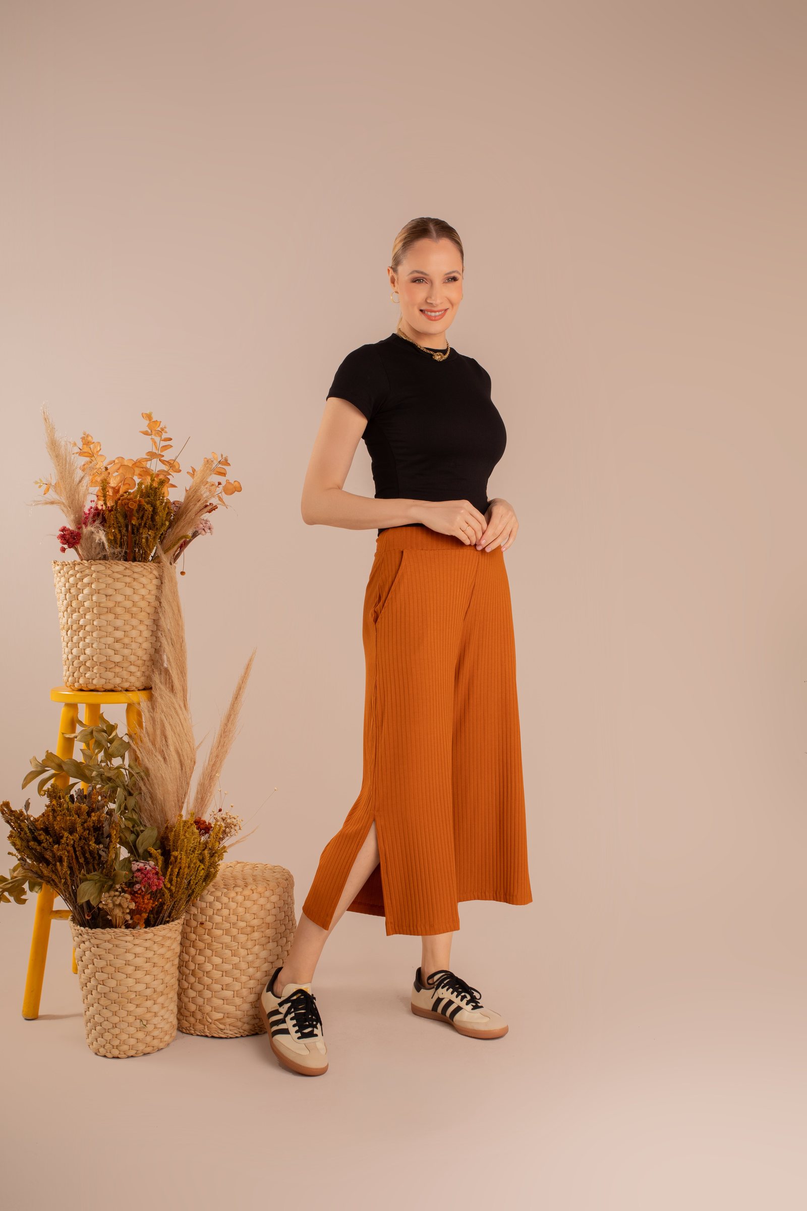 Blusa terracota e calça preta larga