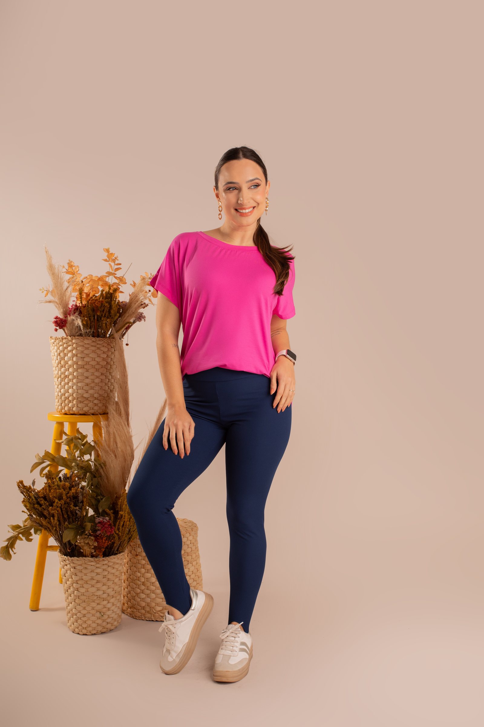 Blusa pink e legging azul-marinho
