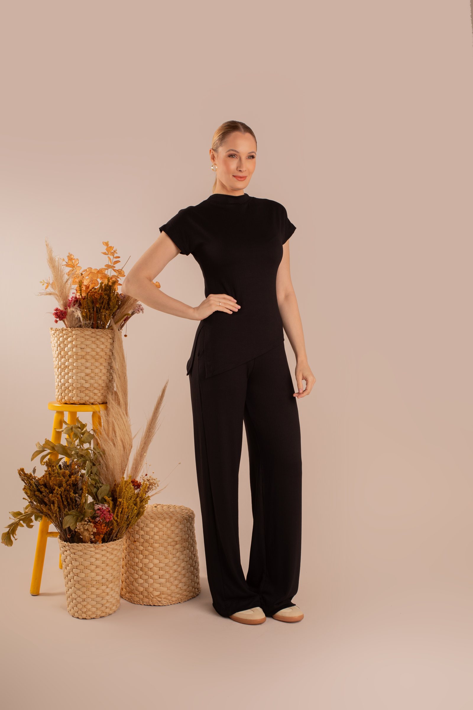 Blusa preta assimétrica e calça preta larga