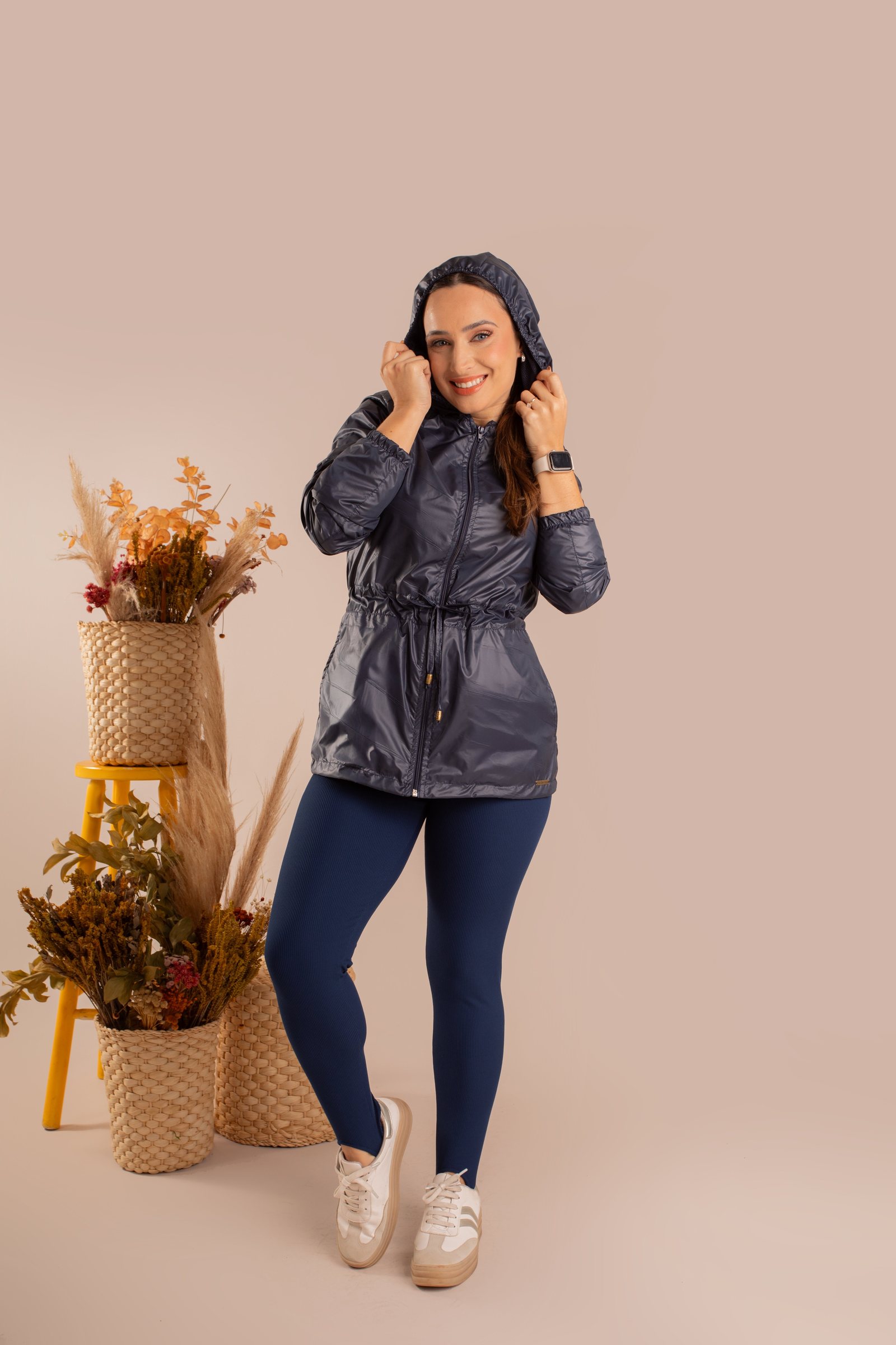 Corta-vento azul-marinho com capuz e legging