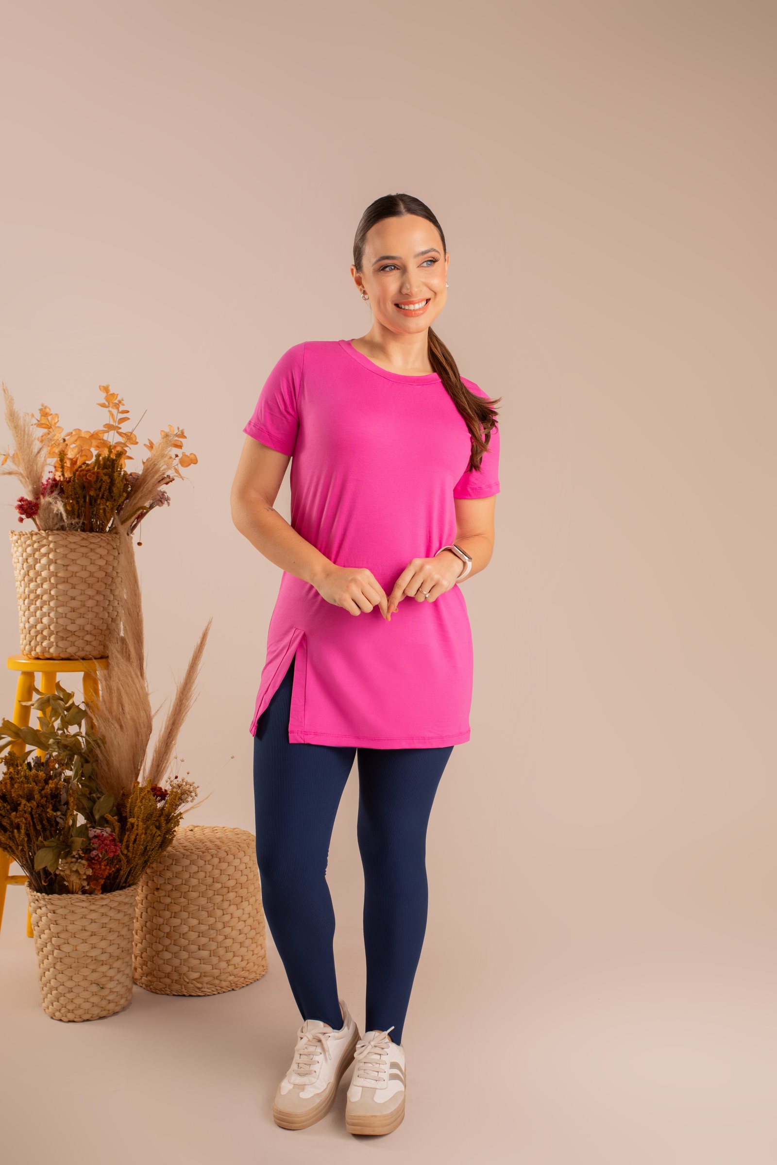 Blusa pink longa e legging azul-marinho