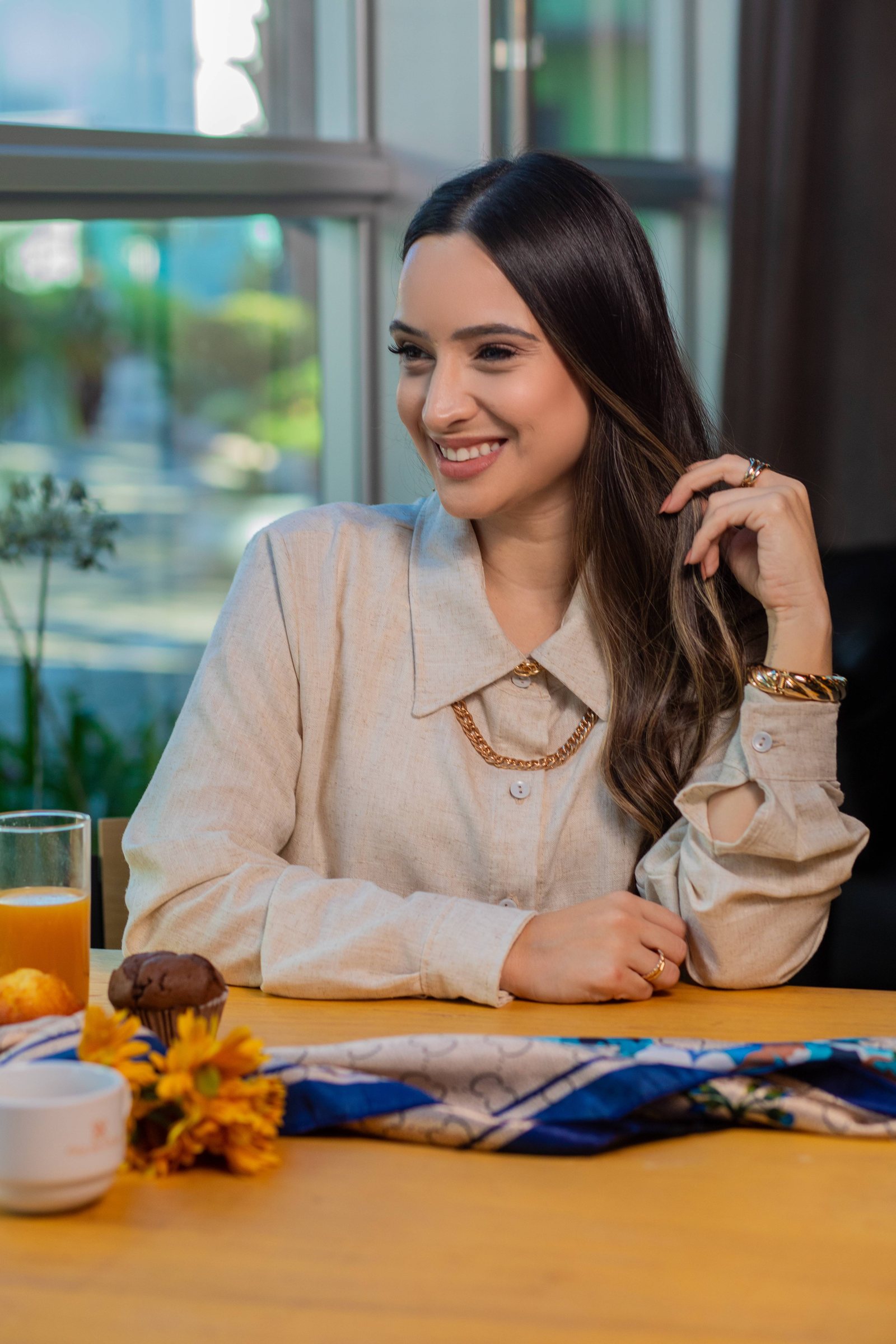 Camisa linho areia à mesa de café da manhã