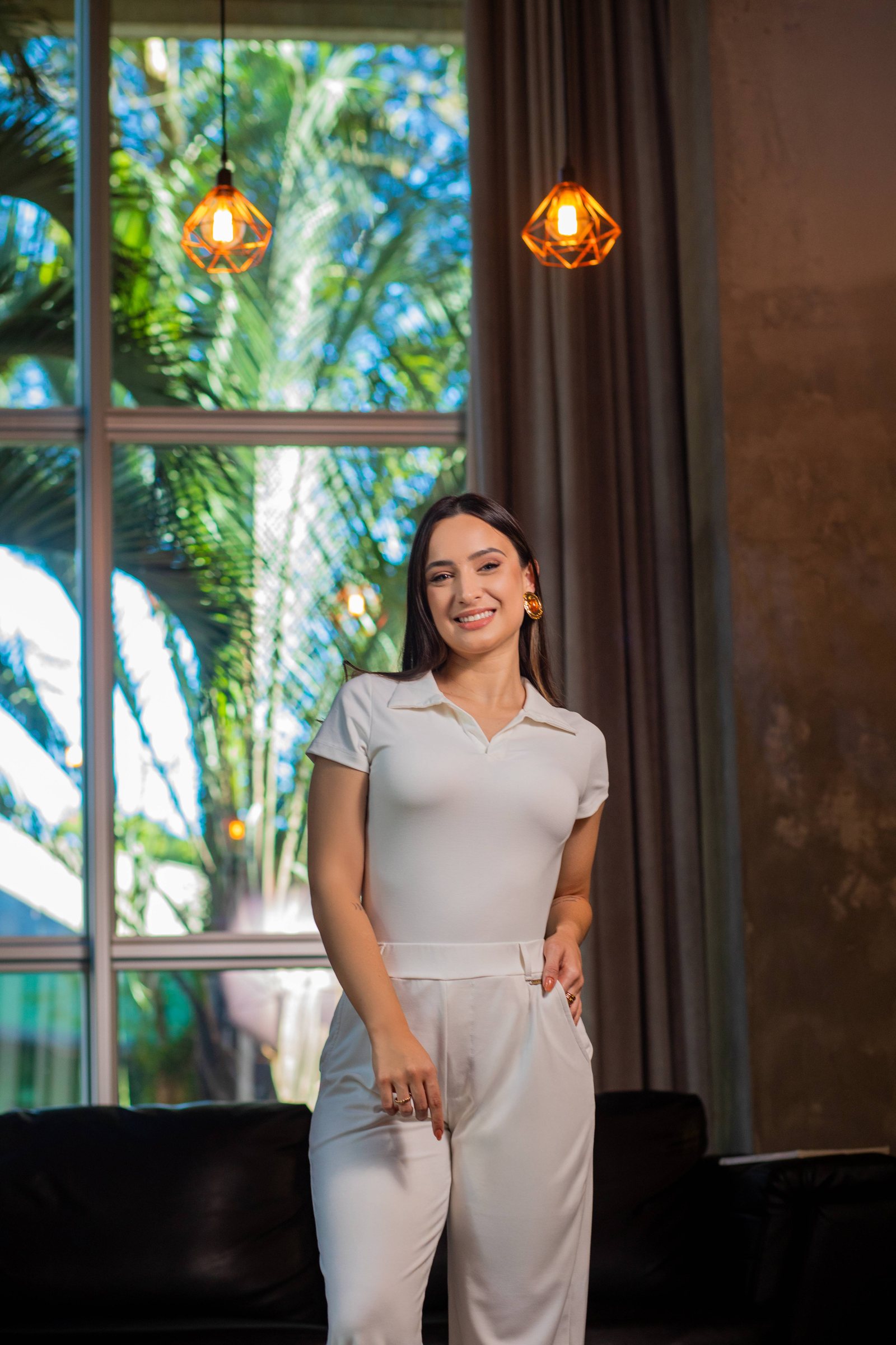 Conjunto branco em ambiente com luminárias