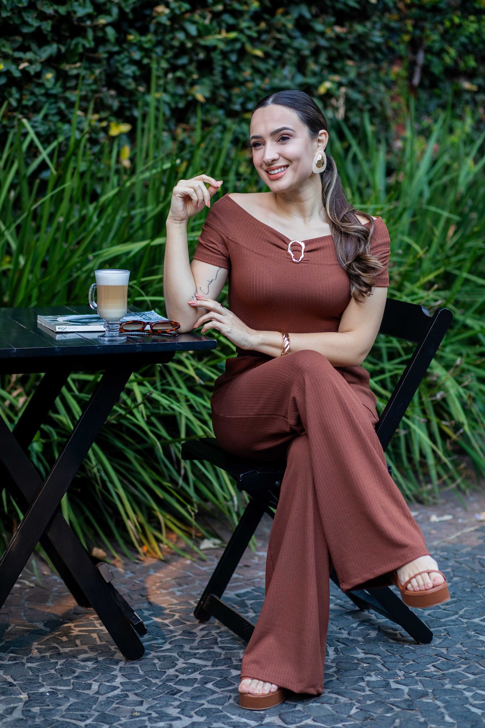 Conjunto terracota off-shoulder em café ao ar livre