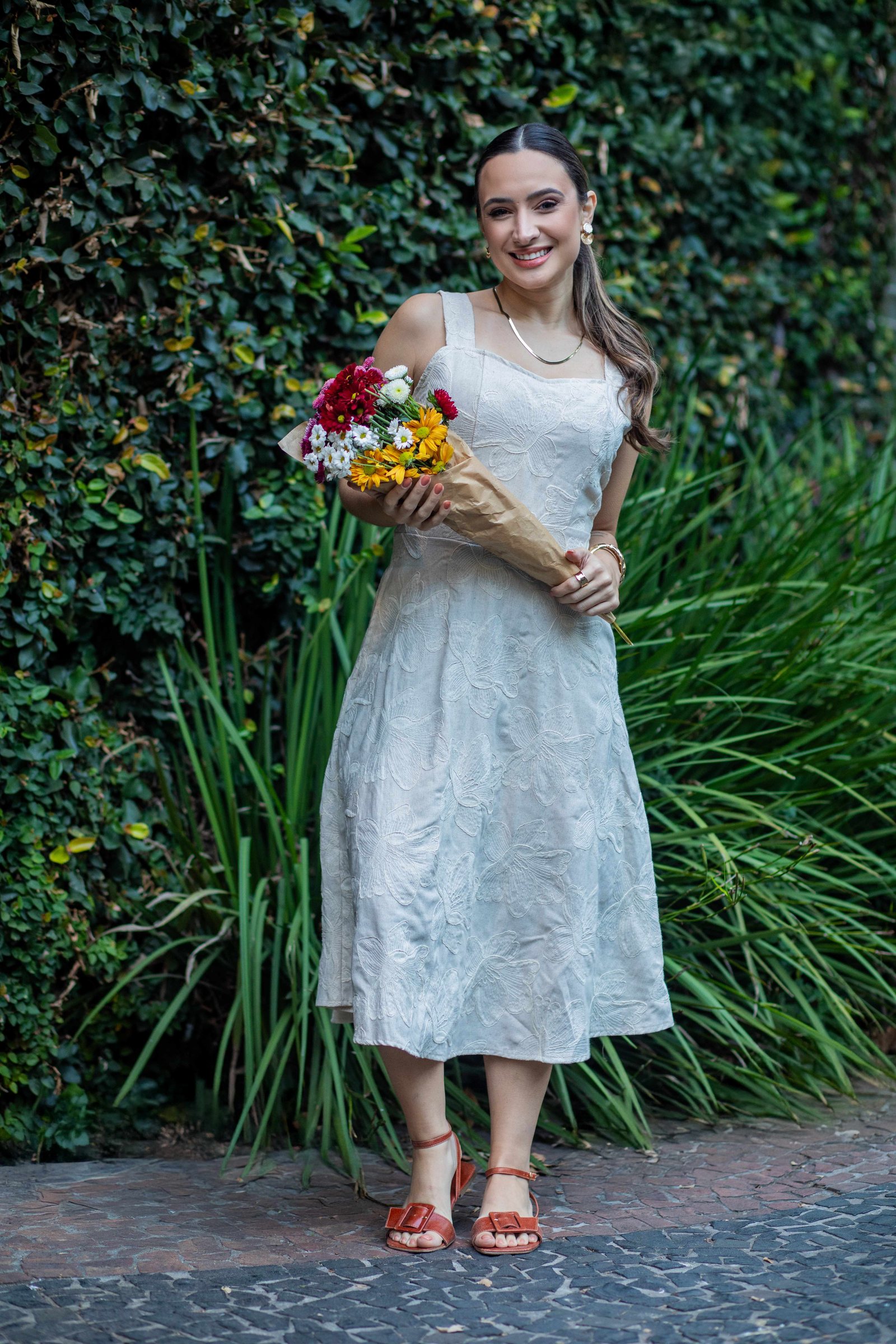 Vestido bordado off-white com buquê de flores