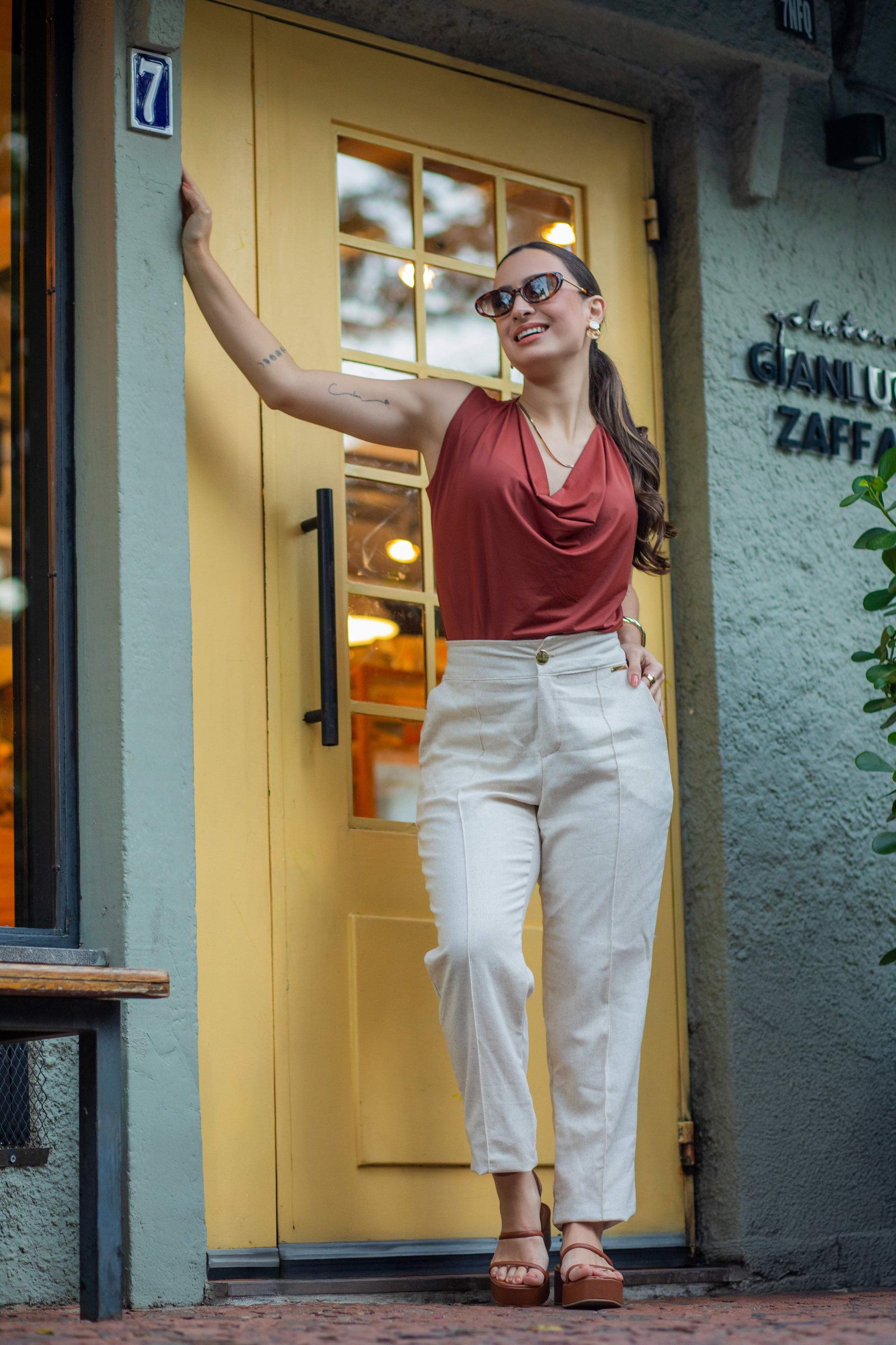 Look de rua com blusa terracota e calça linho
