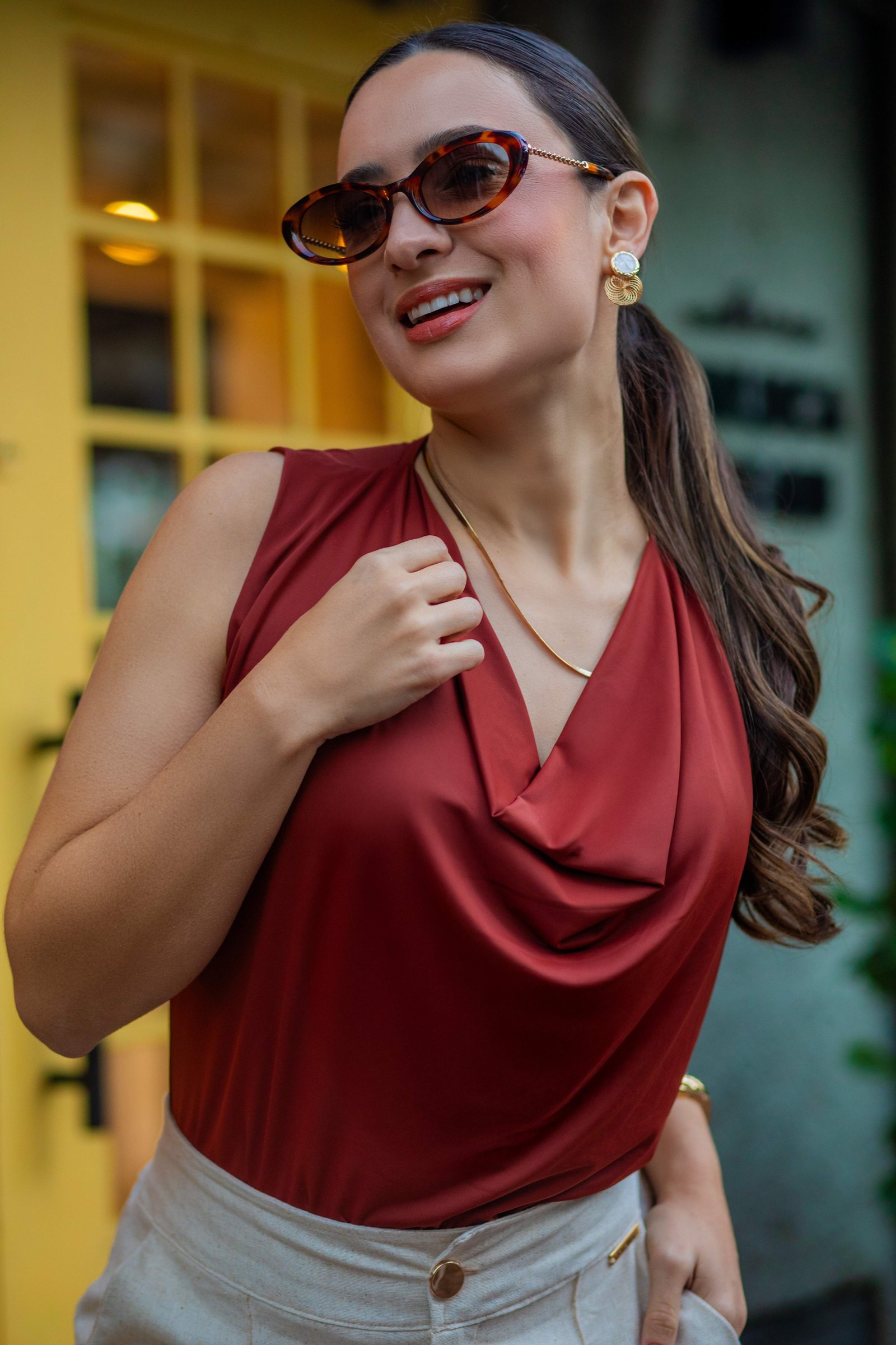 Detalhe blusa terracota drapeada com óculos de sol