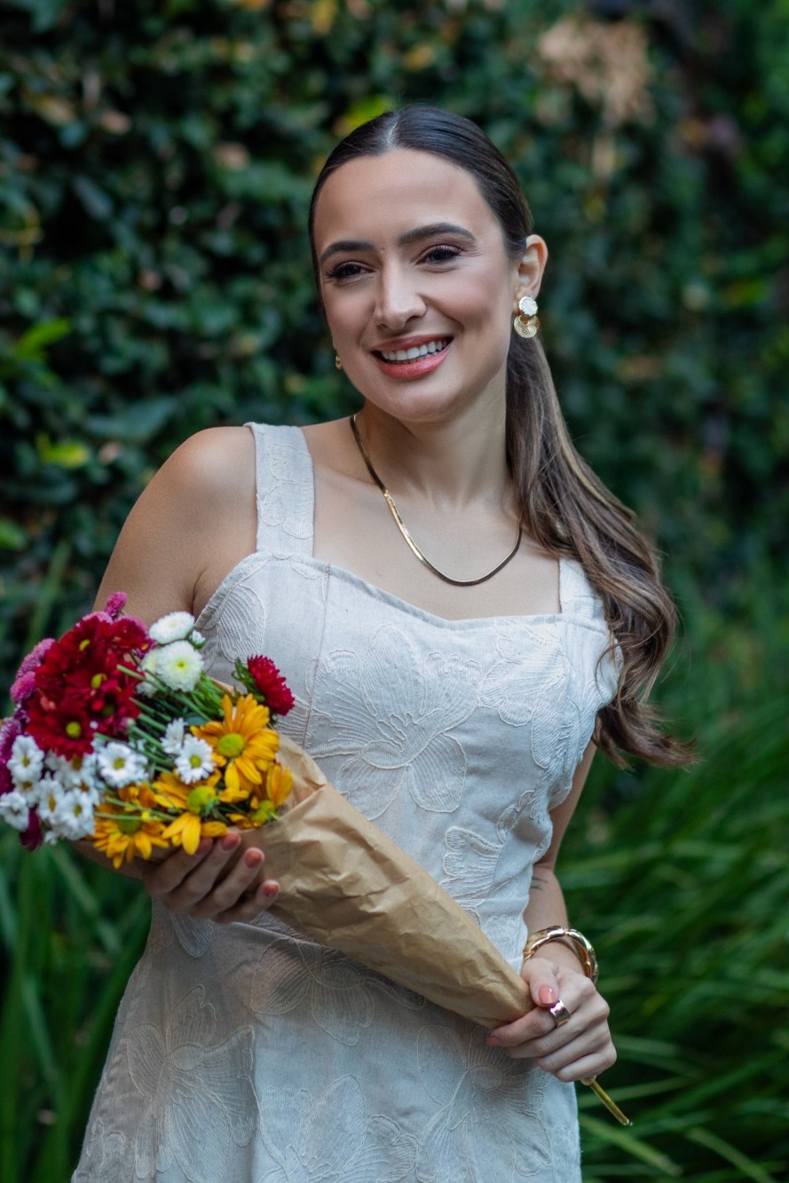 Detalhe vestido bordado off-white com buquê de flores